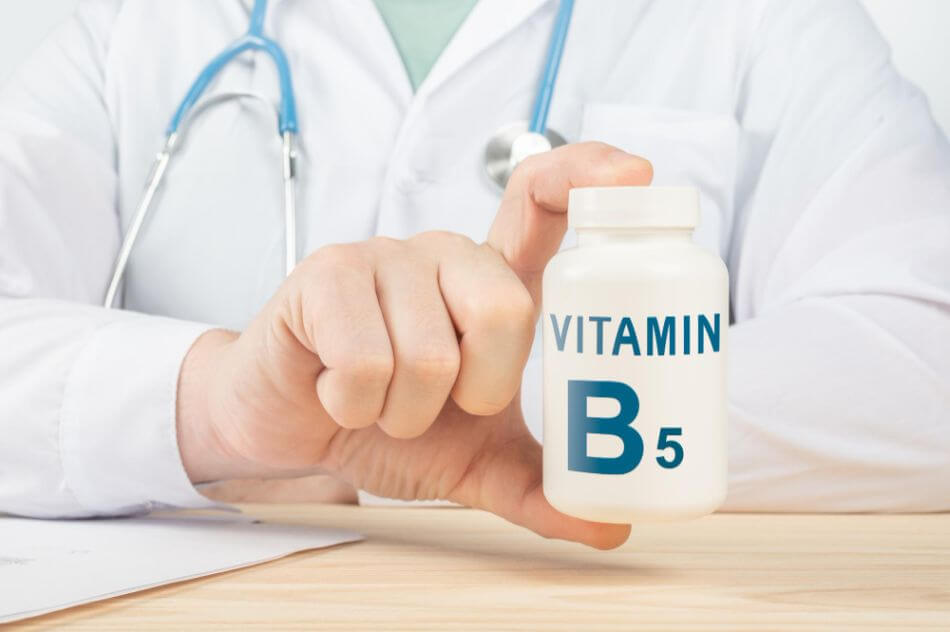 witamina b5 lekarz pokazuje pudełko z tabletkami