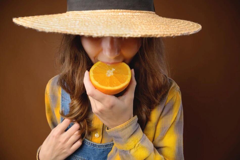 kubki smakowe kobieta je pomarańczę